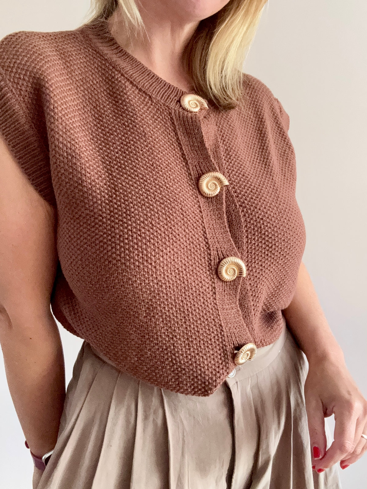 Seashell Button Sleeveless Knit