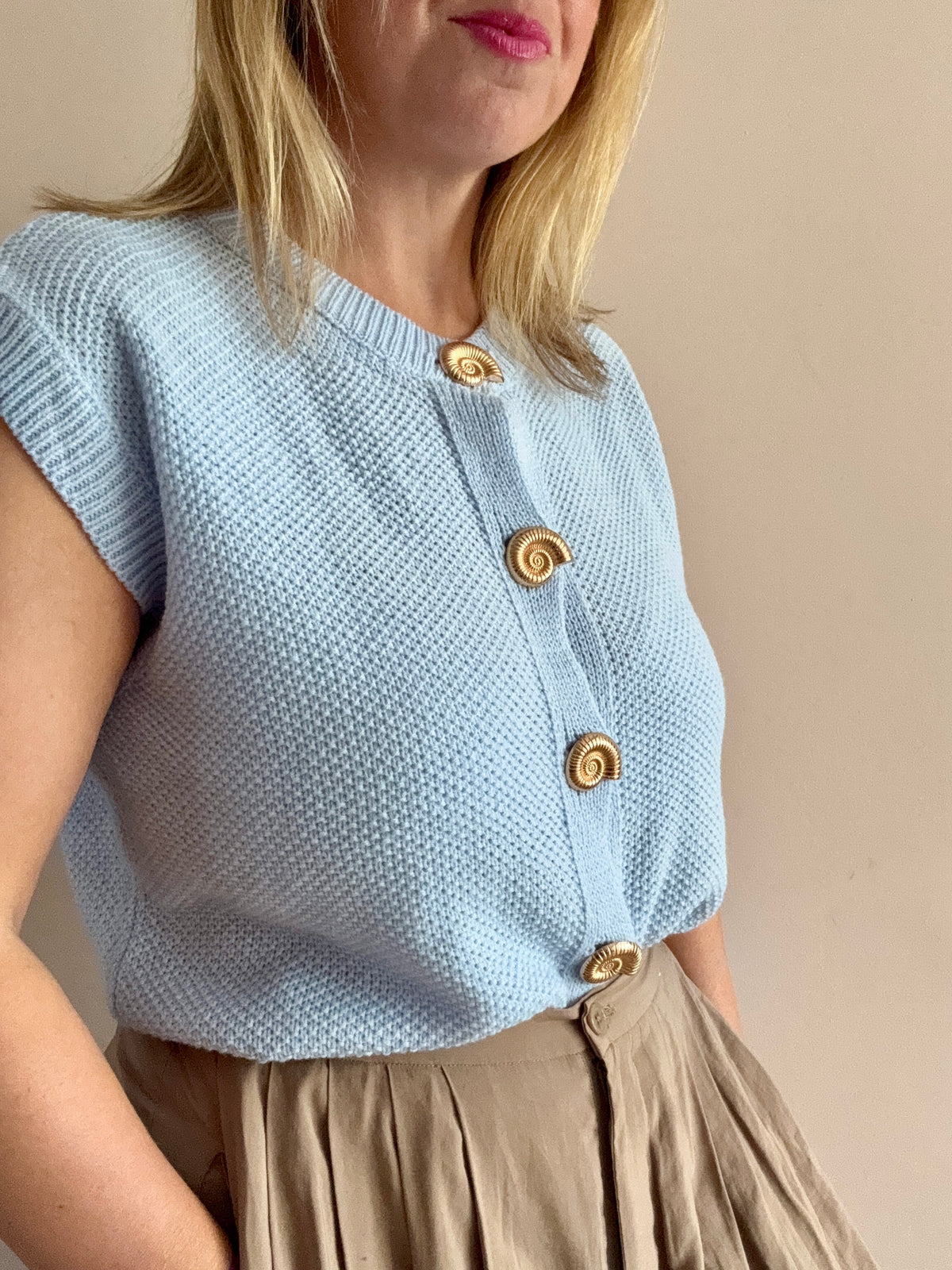 Seashell Button Sleeveless Knit