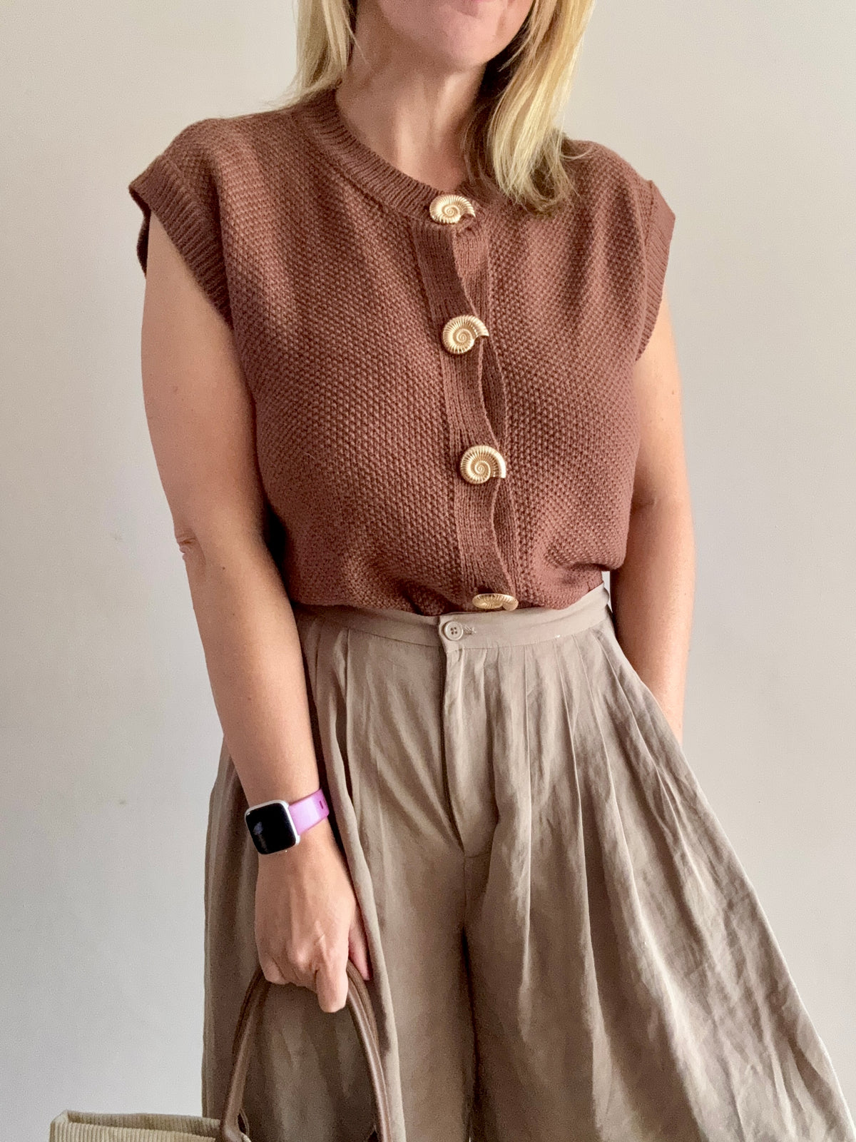 Seashell Button Sleeveless Knit