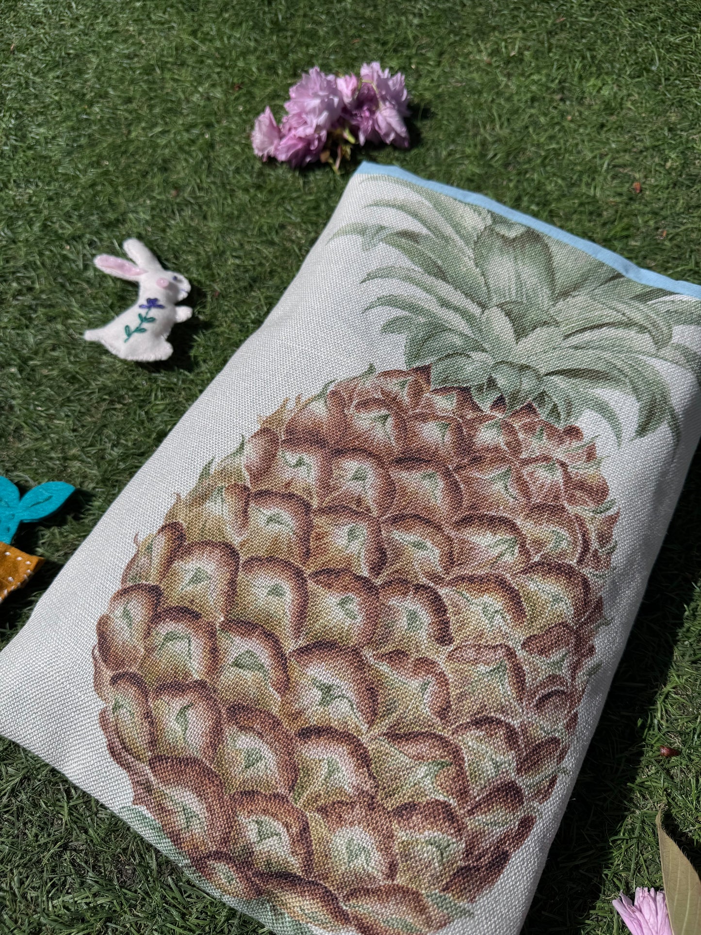 Sanderson ‘Pineapple Royale in Garden Green’ large book bed