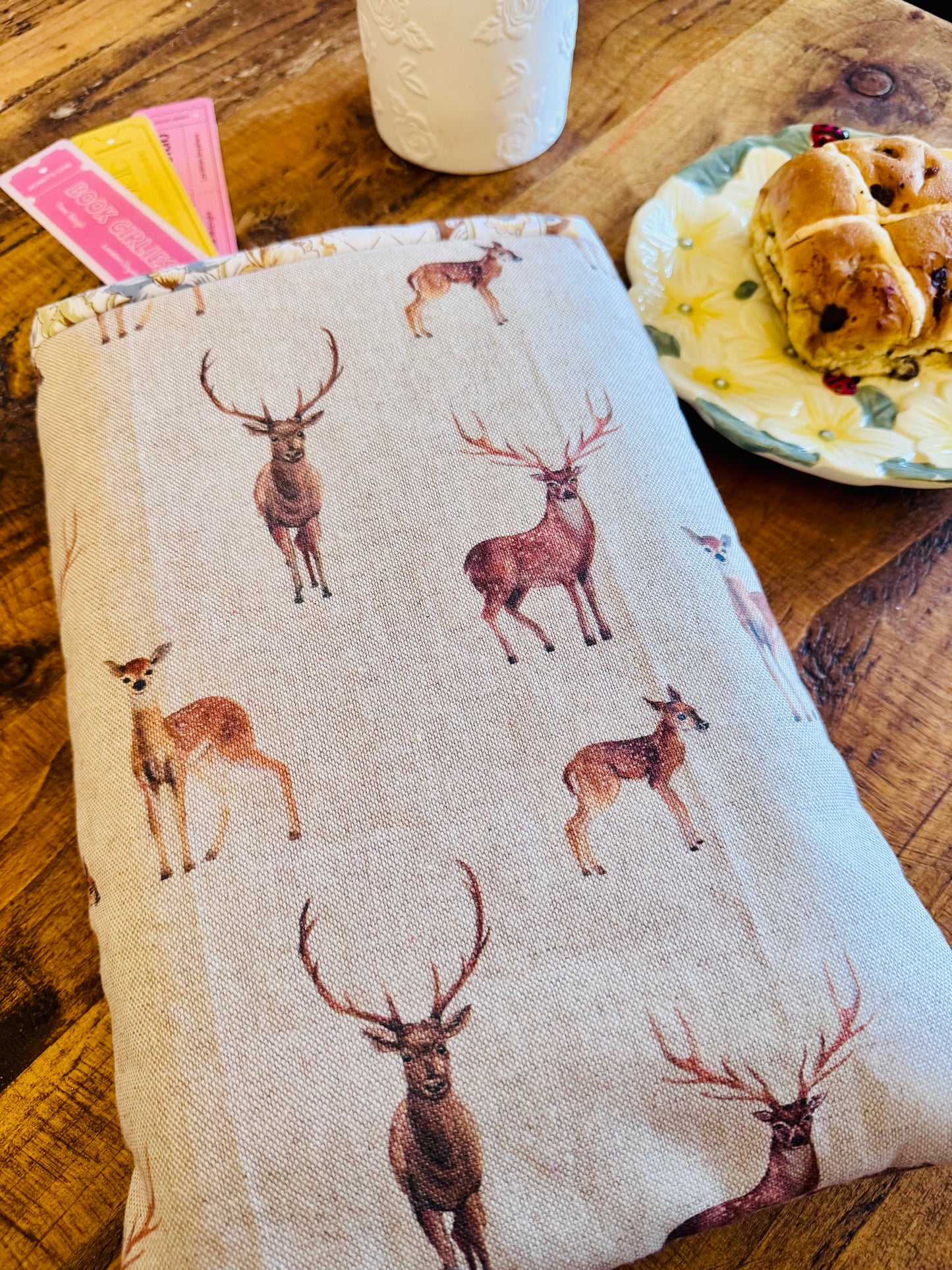 ‘Stag & Deer’ neutral large book bed