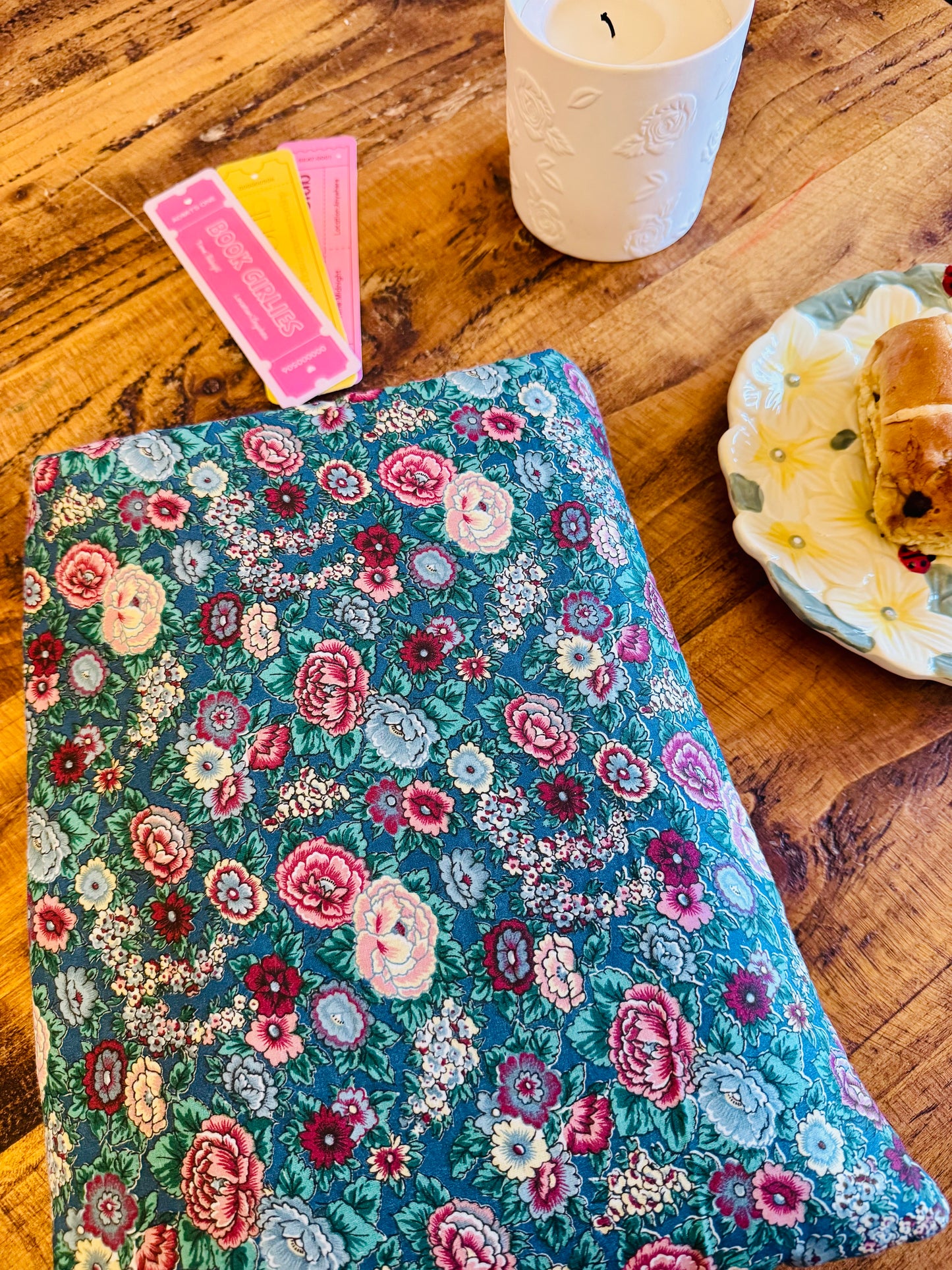 ‘Vintage florals’ large book bed