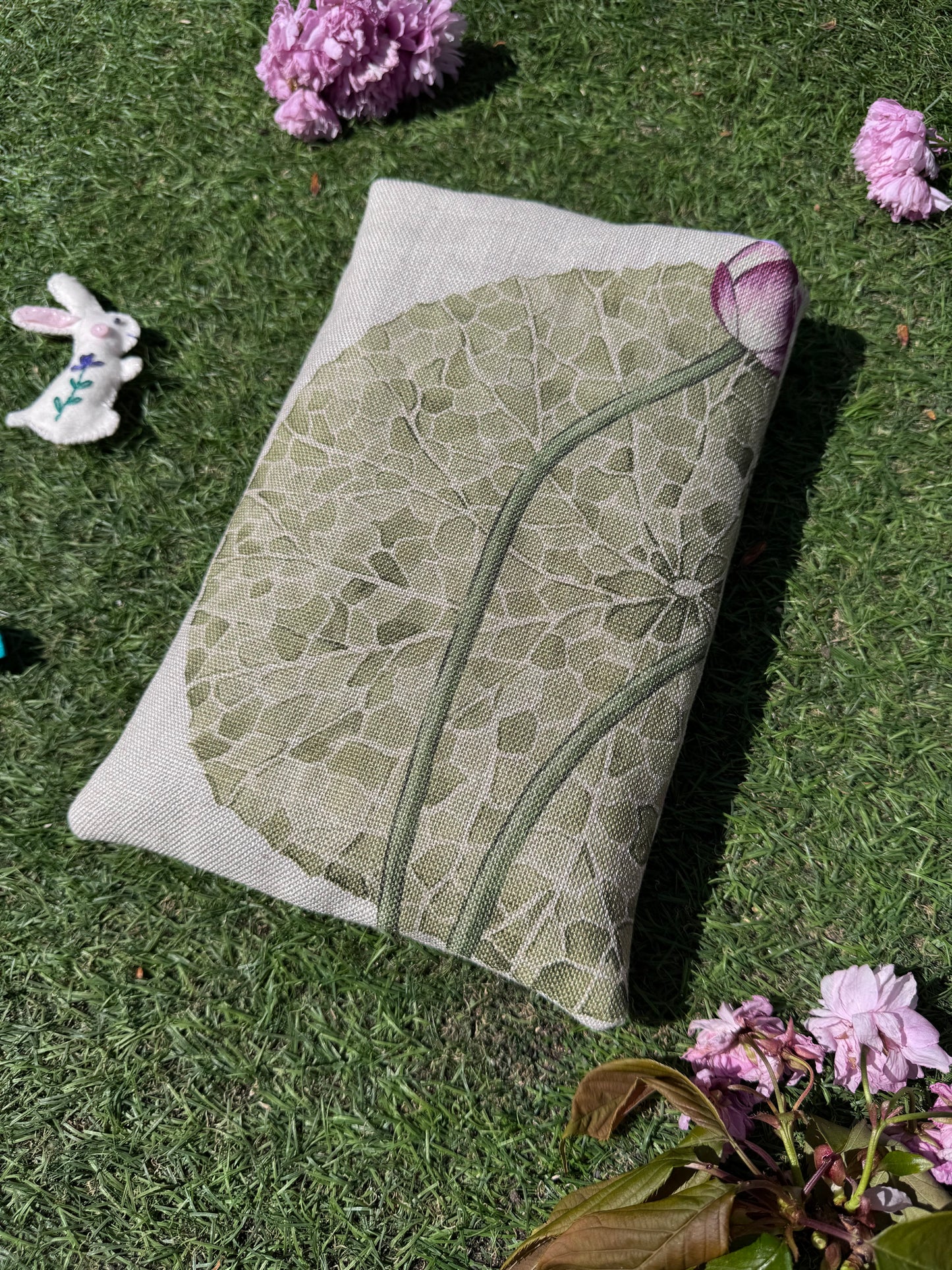 Sanderson ‘Lily Bank & Fig’ book bed
