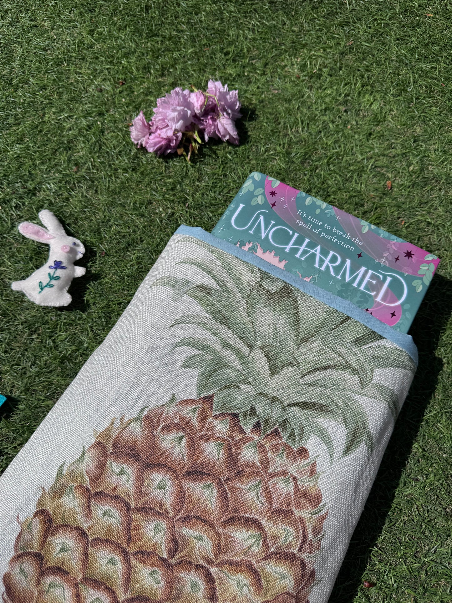 Sanderson ‘Pineapple Royale in Garden Green’ large book bed
