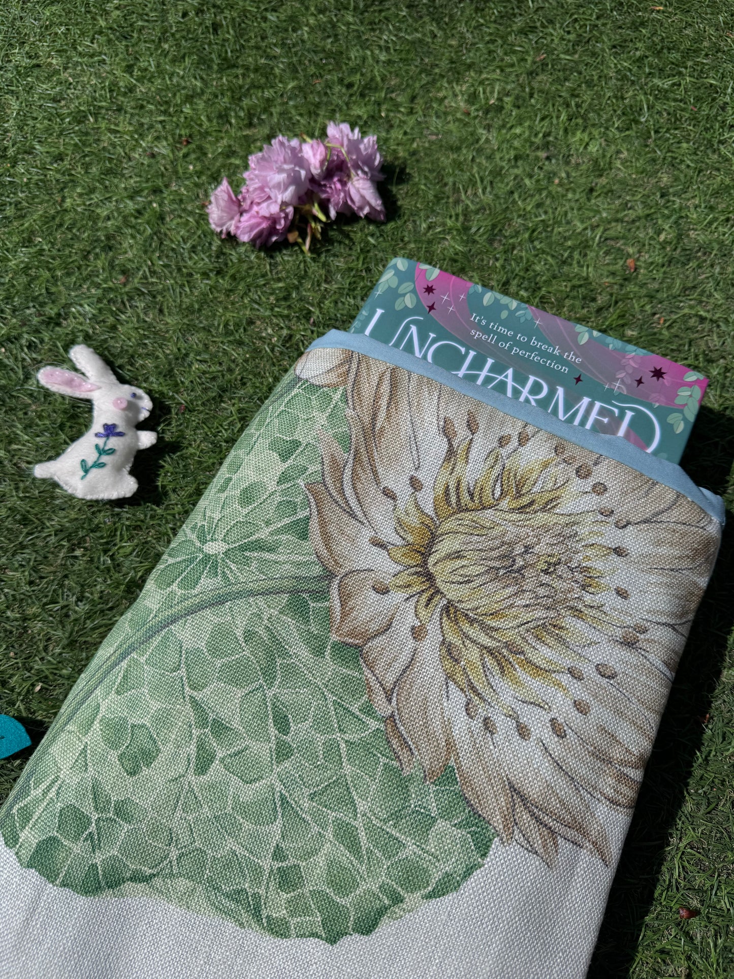 Sanderson ‘Pineapple Royale in Garden Green’ large book bed
