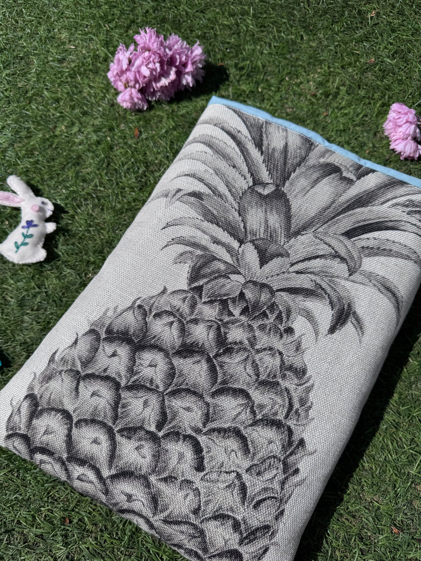 Sanderson ‘Pineapple Royale Linen & Charcoal’ large book bed
