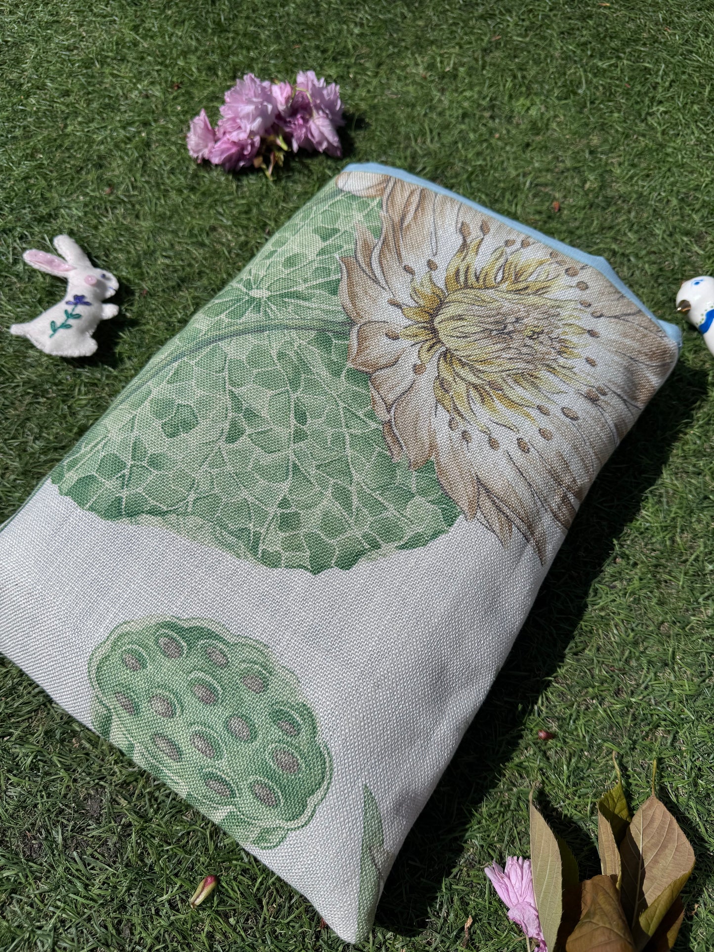 Sanderson ‘Pineapple Royale in Garden Green’ large book bed