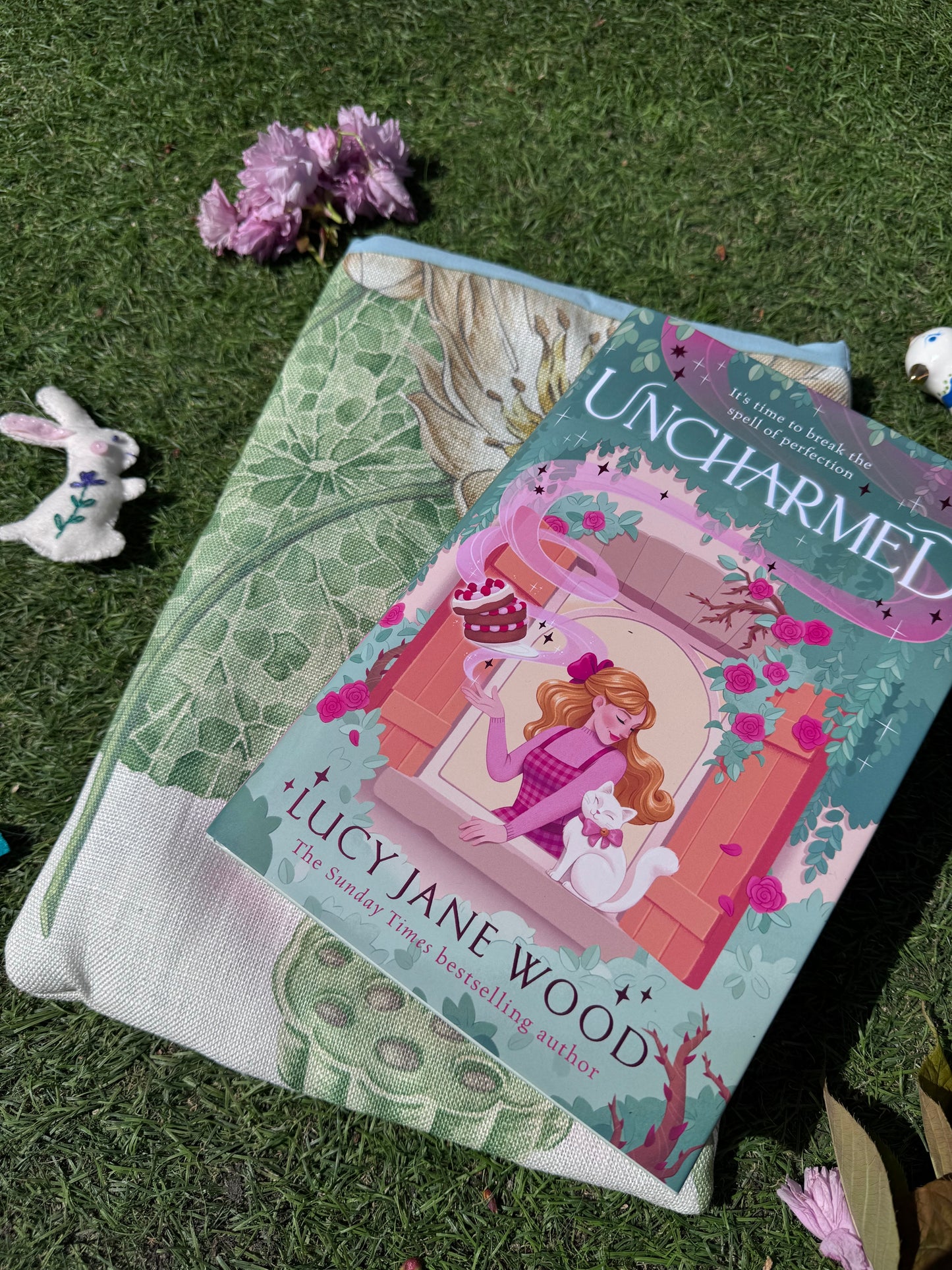 Sanderson ‘Pineapple Royale in Garden Green’ large book bed