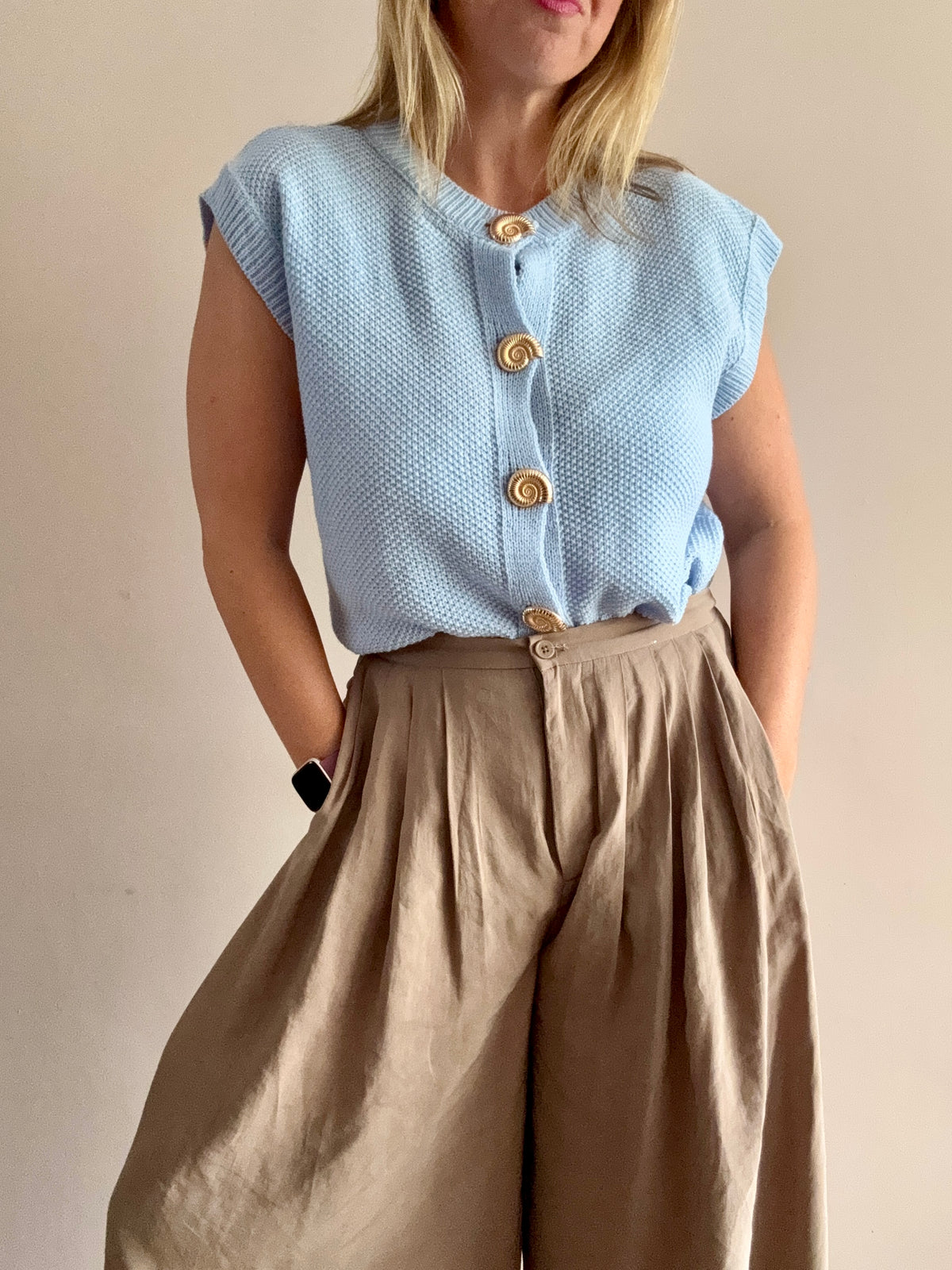 Seashell Button Sleeveless Knit