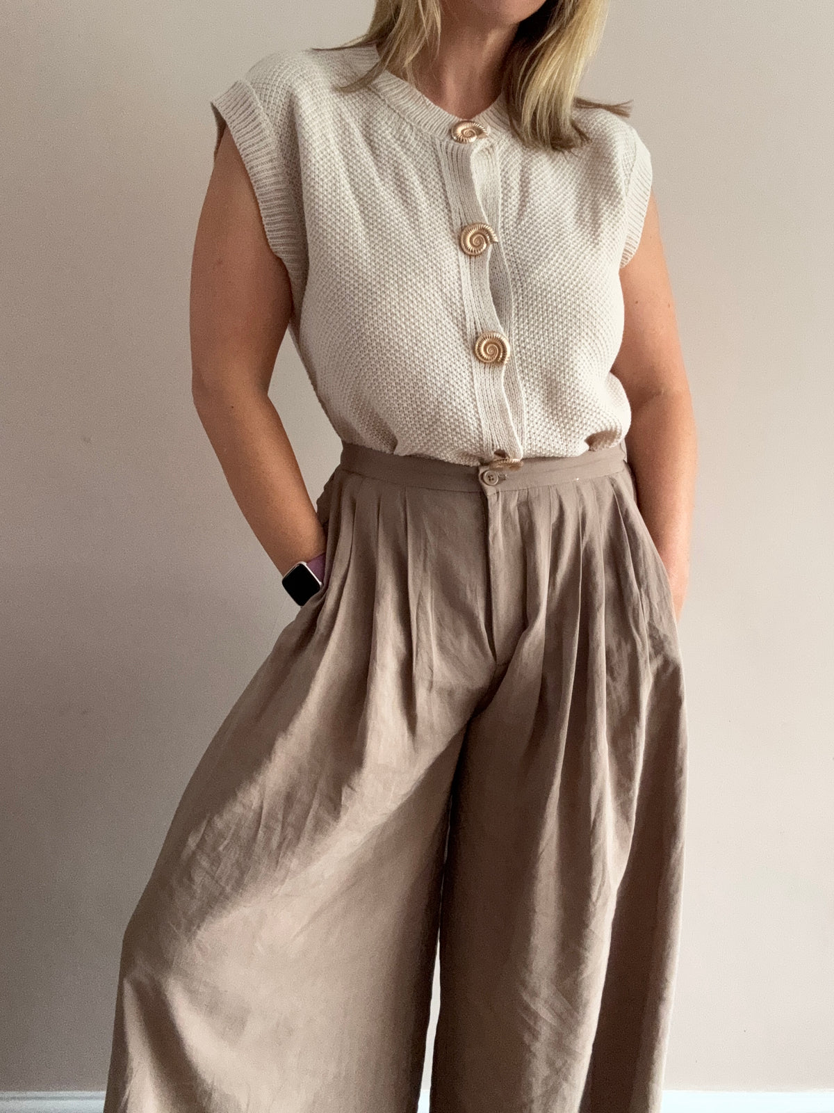 Seashell Button Sleeveless Knit