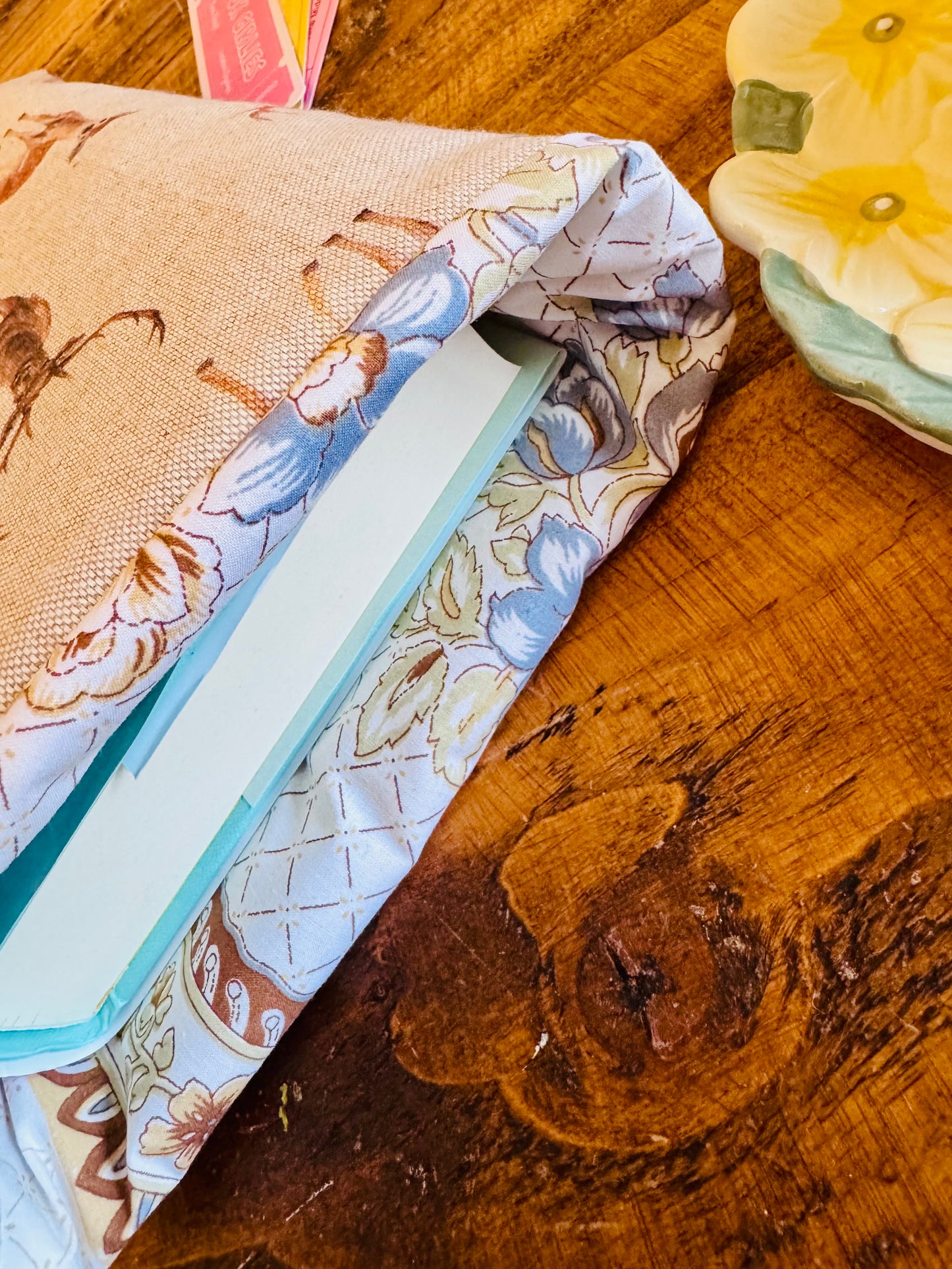 ‘Stag & Deer’ neutral large book bed