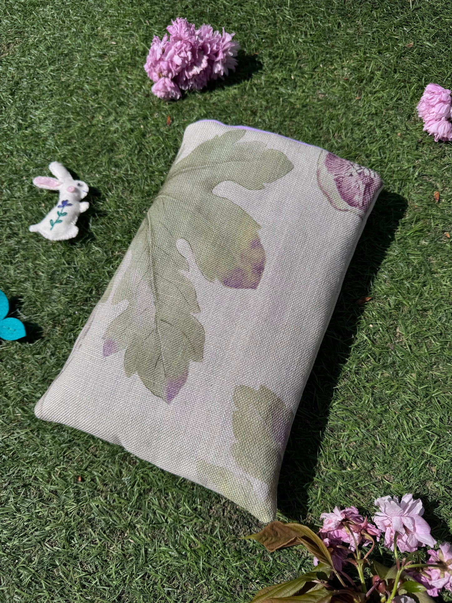 Sanderson ‘Lily Bank & Fig’ book bed