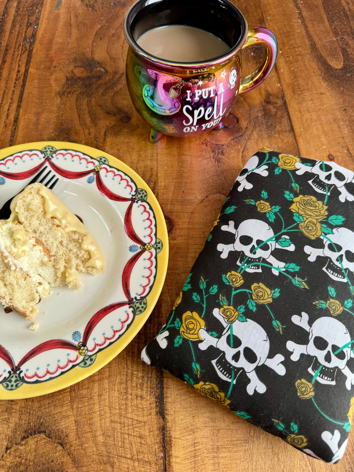 ‘Roses & Skulls’ kindle bed