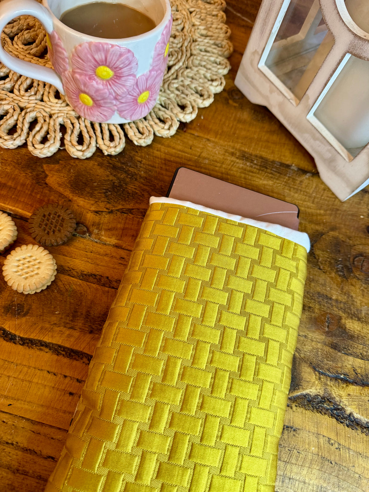 ‘Golden Waves’ quilted e-reader bed