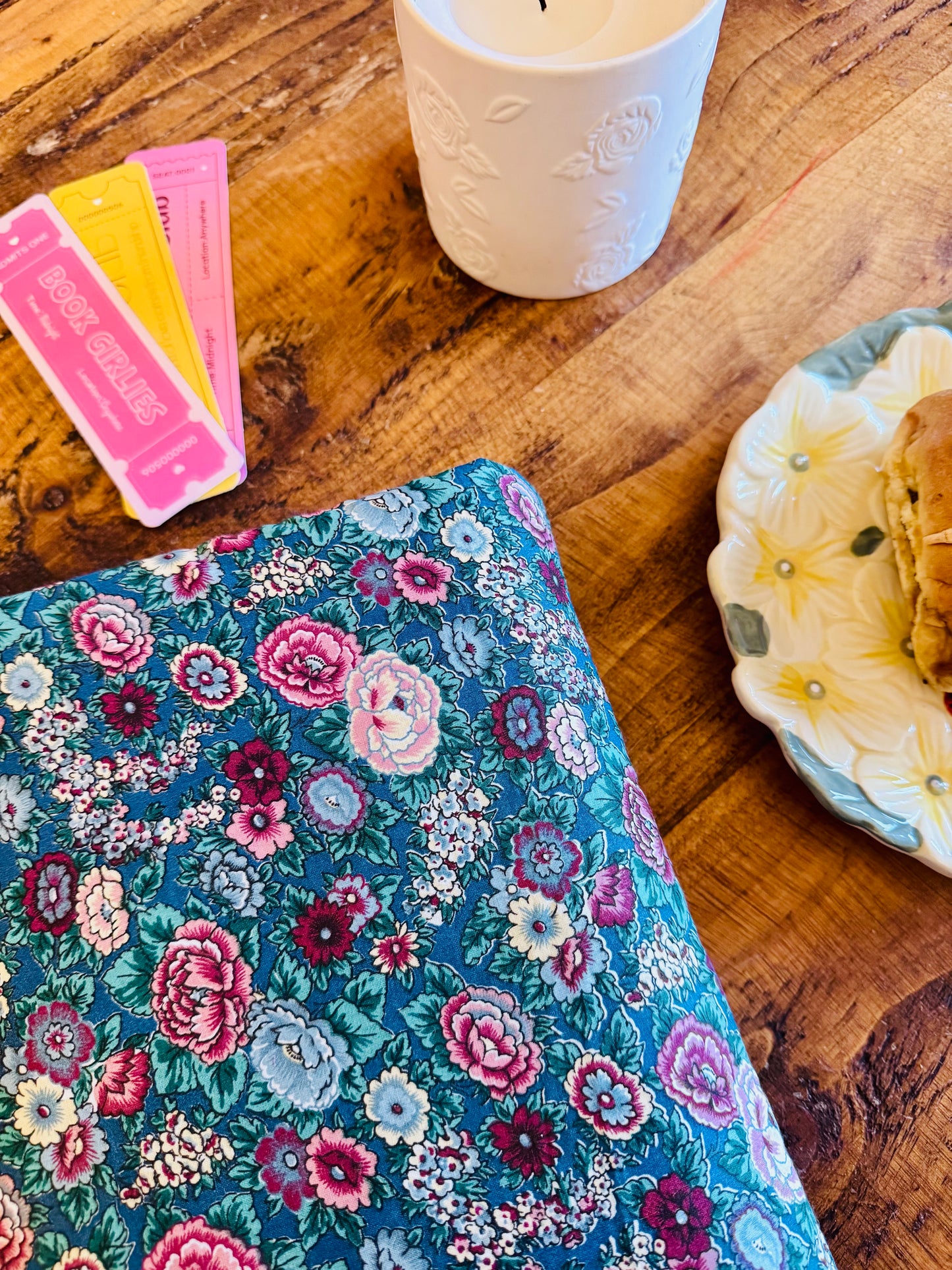 ‘Vintage florals’ large book bed