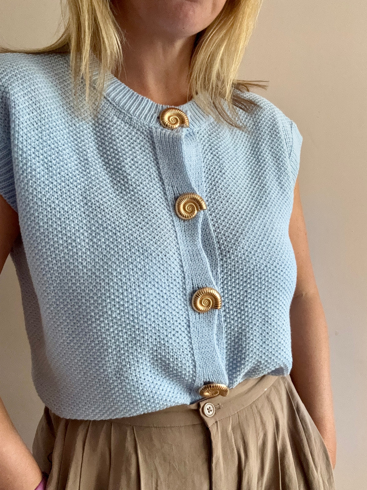 Seashell Button Sleeveless Knit