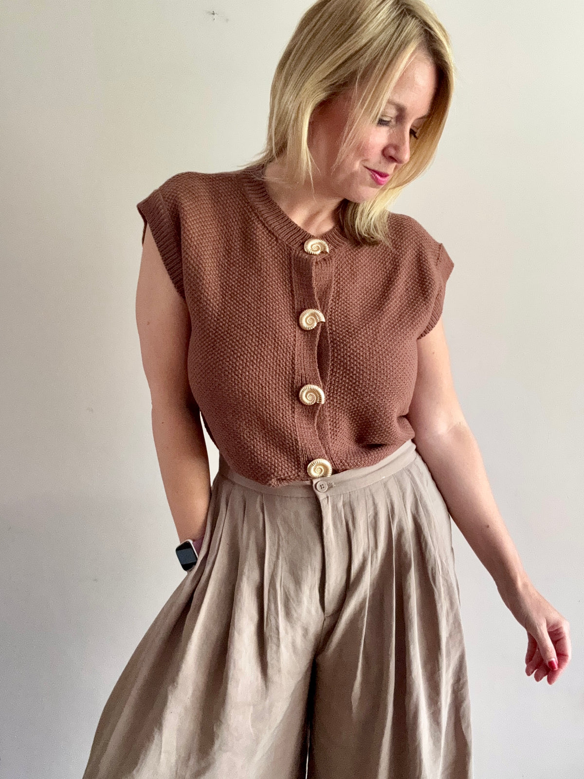 Seashell Button Sleeveless Knit