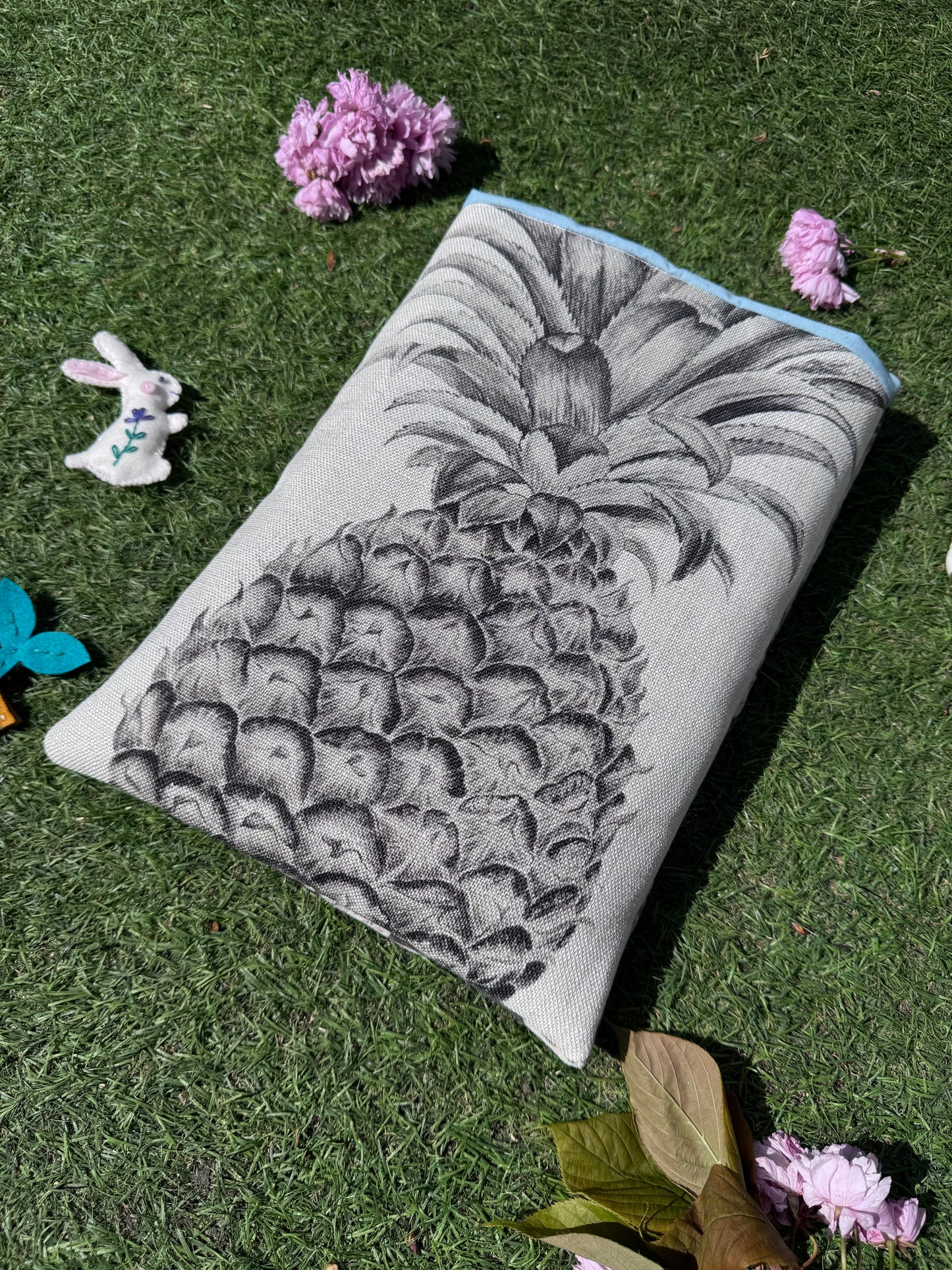 Sanderson ‘Pineapple Royale Linen & Charcoal’ large book bed