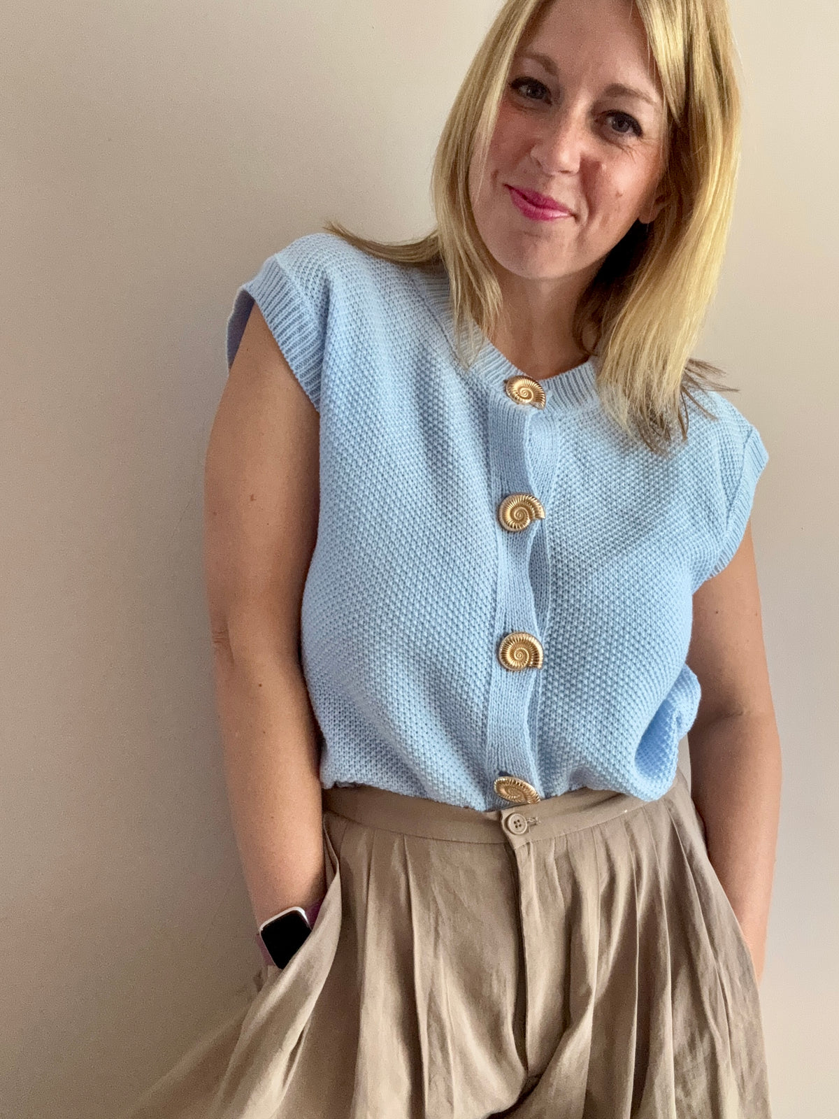Seashell Button Sleeveless Knit