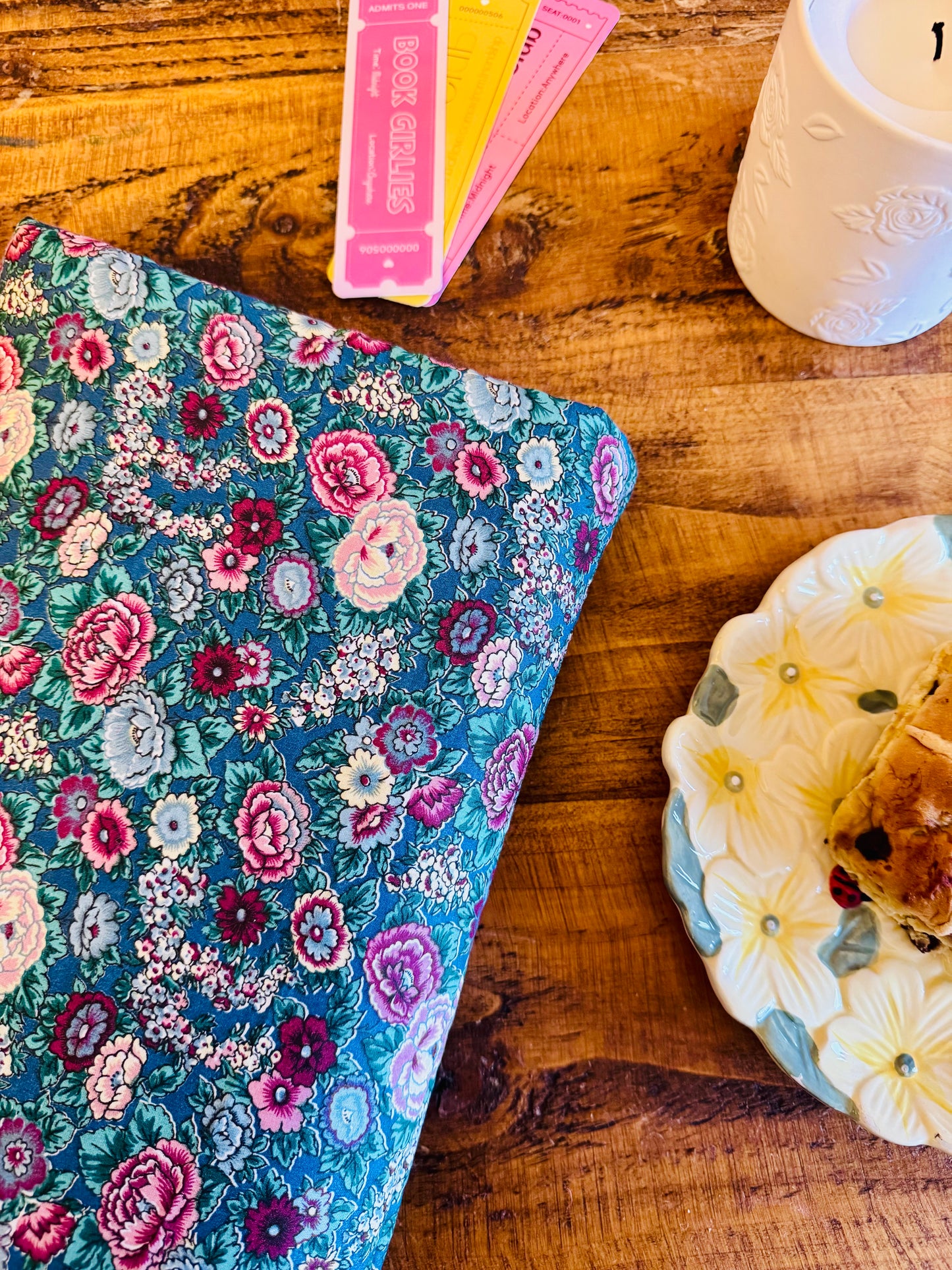 ‘Vintage florals’ large book bed