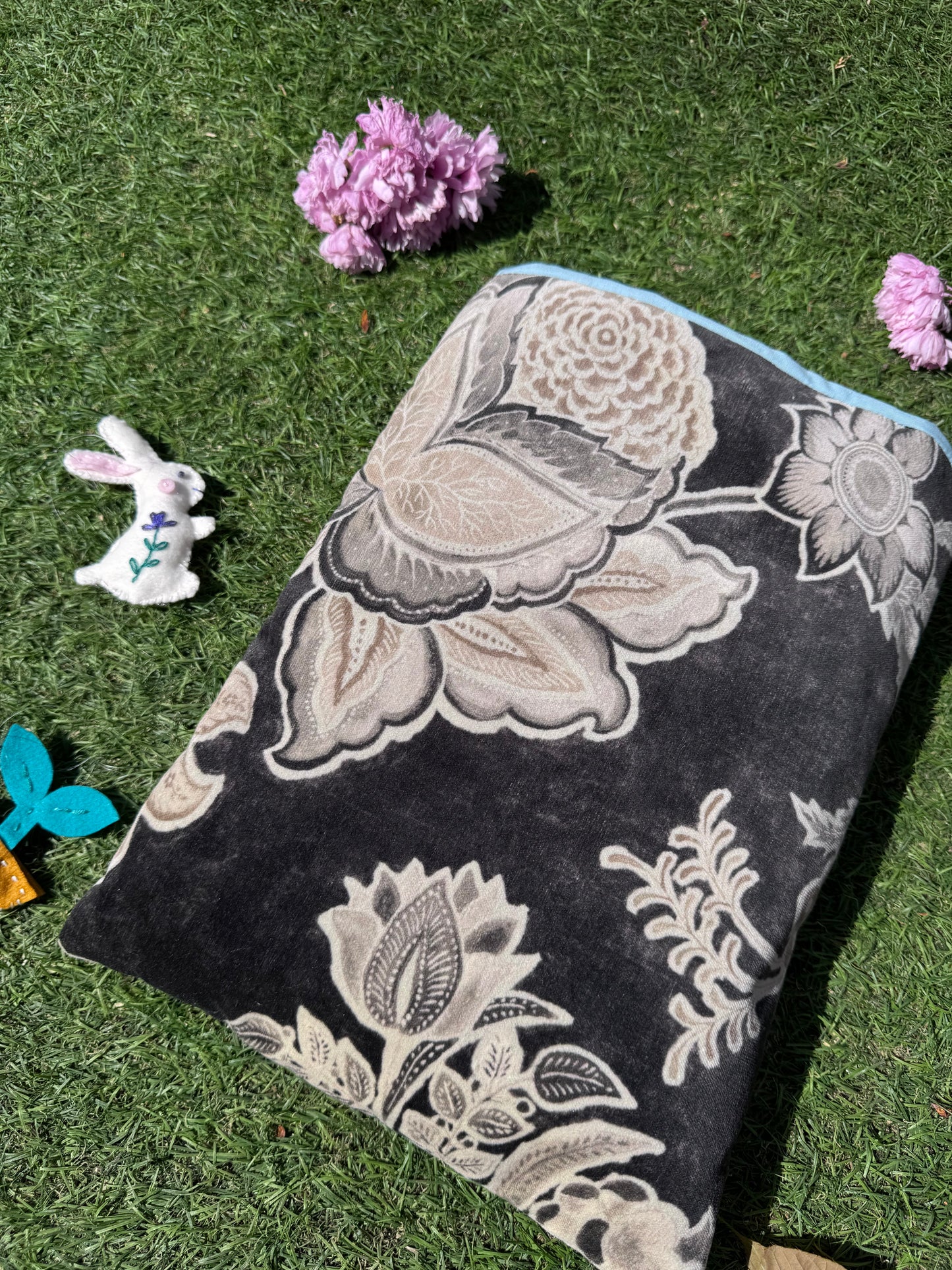 Sanderson ‘Pineapple Royale Linen & Charcoal’ large book bed