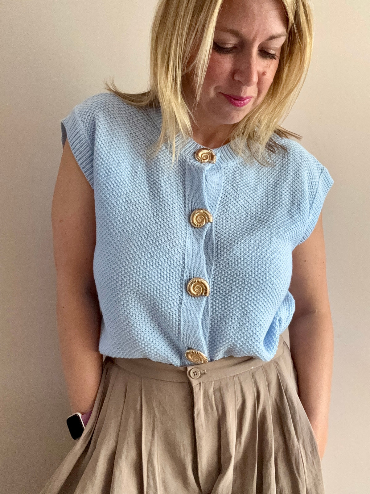 Seashell Button Sleeveless Knit