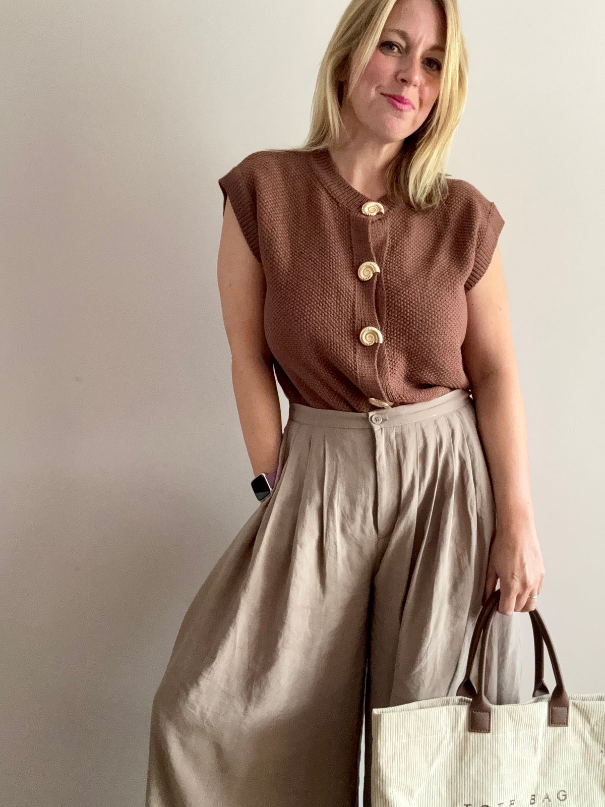Seashell Button Sleeveless Knit