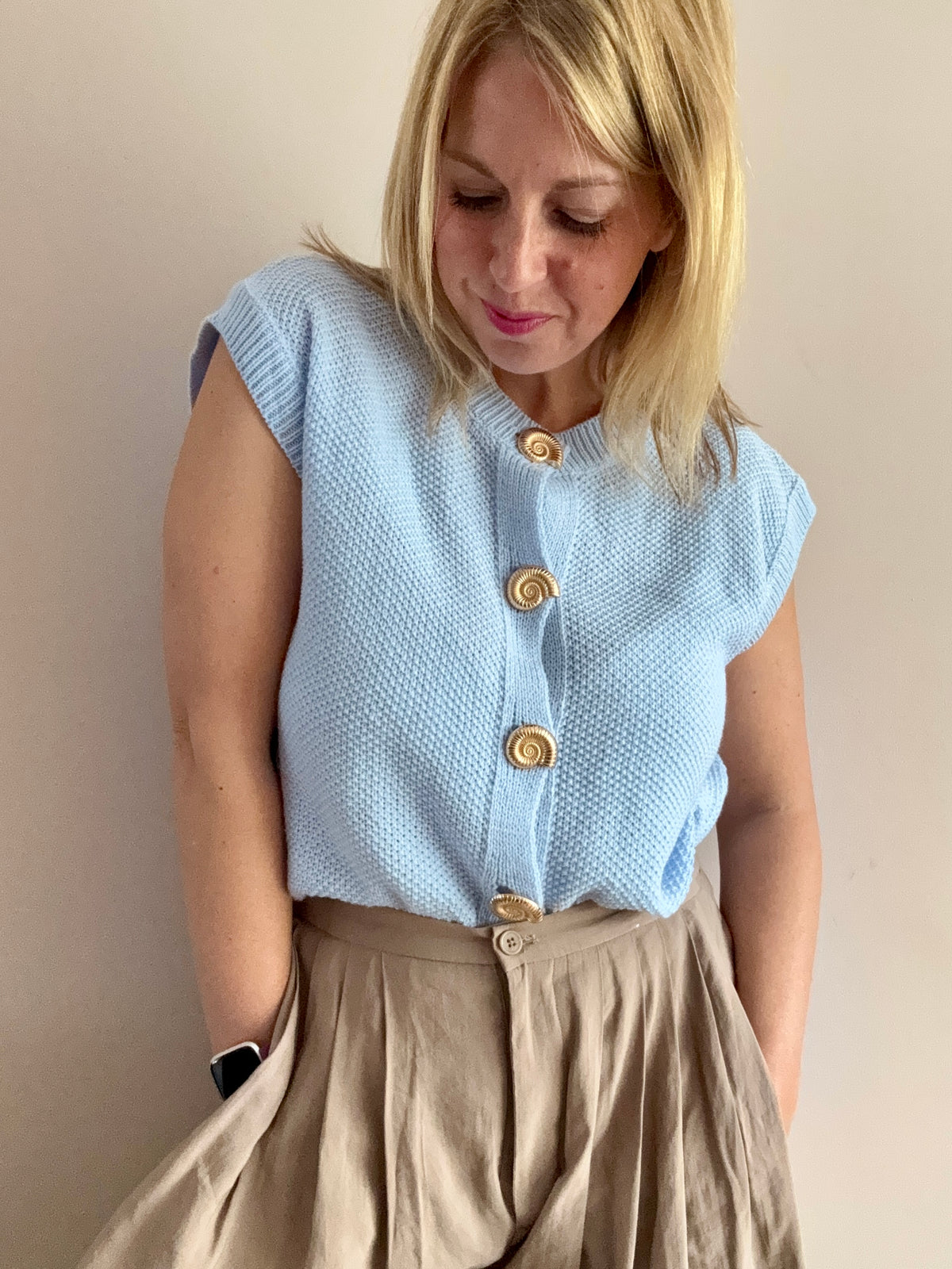 Seashell Button Sleeveless Knit