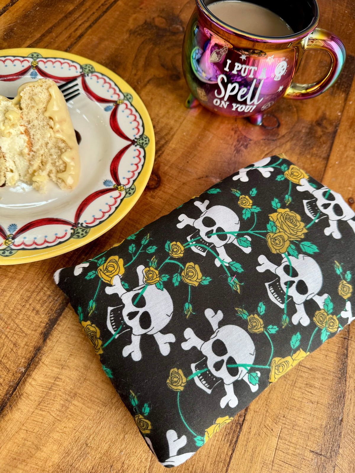 ‘Roses & Skulls’ kindle bed