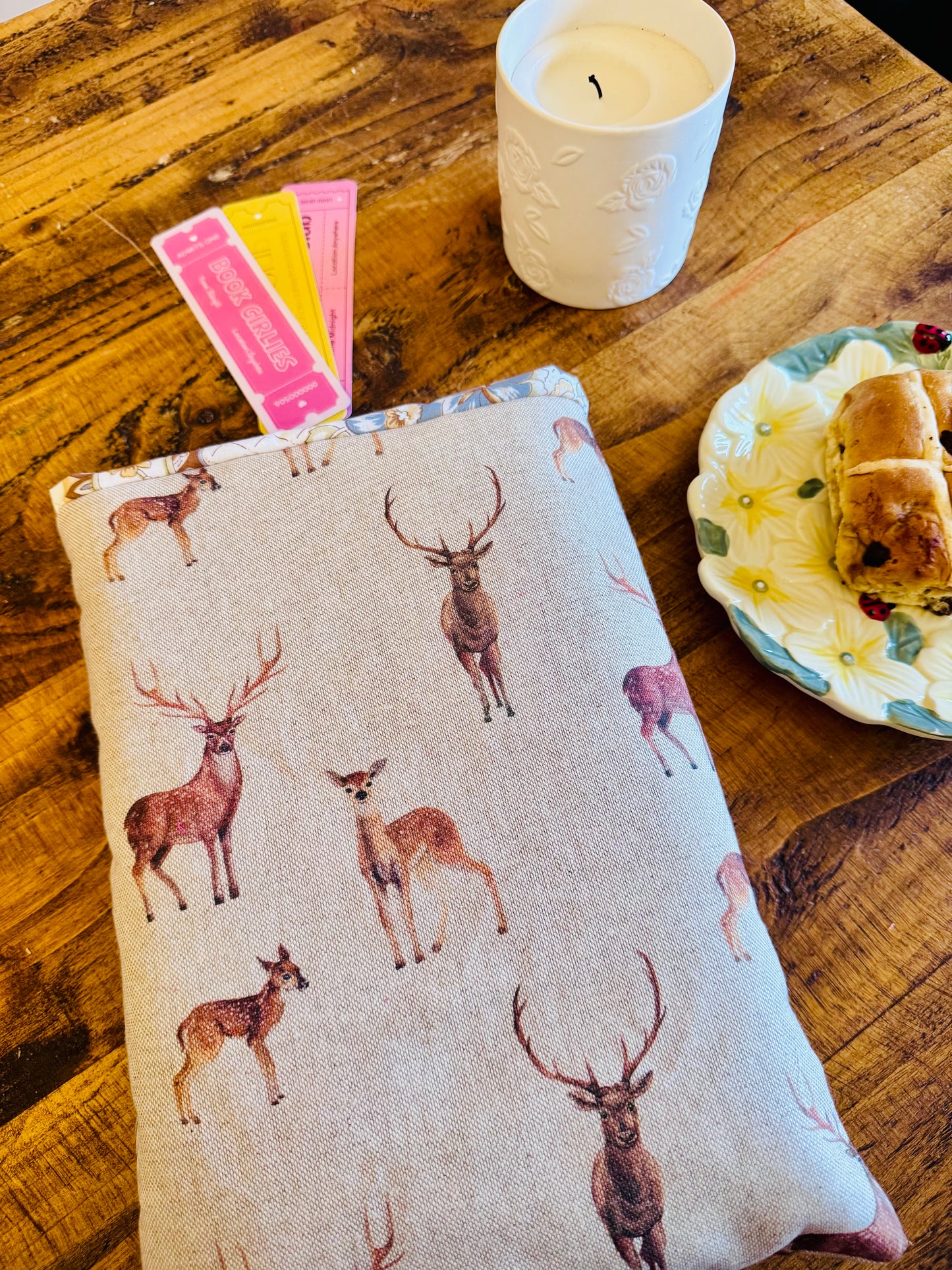 ‘Stag & Deer’ neutral large book bed