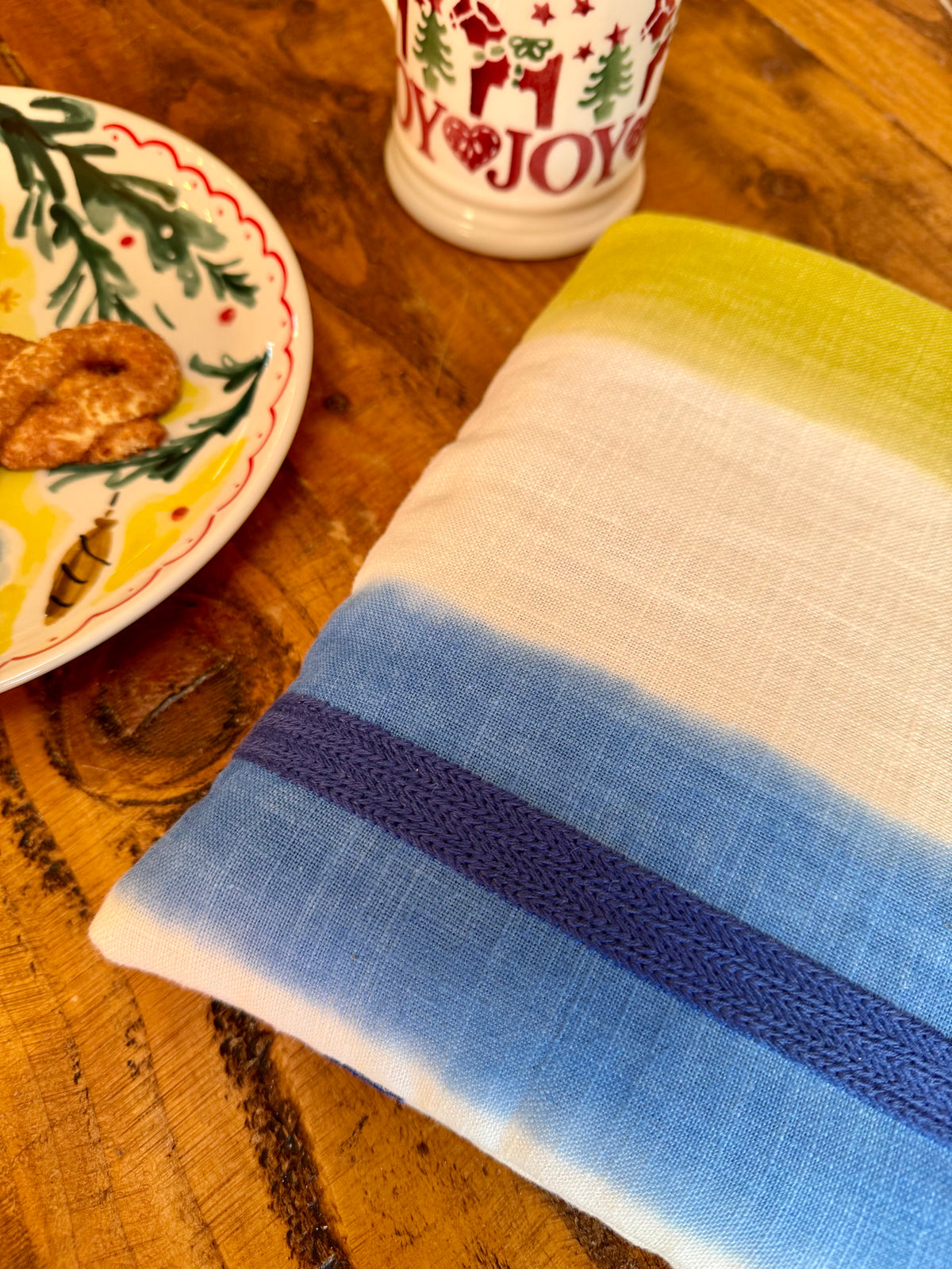 ‘Embroidered shapes & ombré’ book/e-reader bed