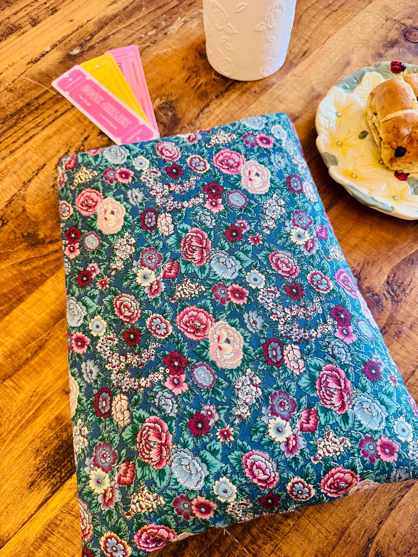 ‘Vintage florals’ large book bed