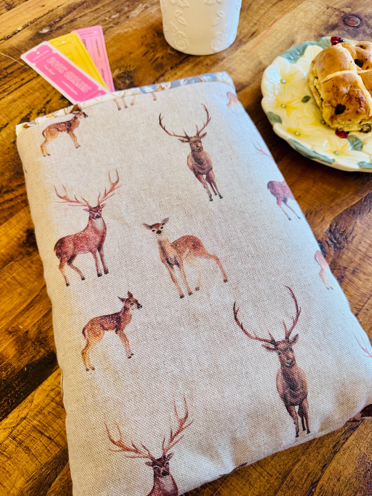 ‘Stag & Deer’ neutral large book bed